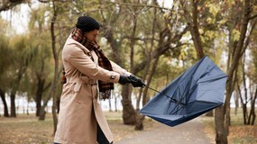 Nadchodzi załamanie pogody! Gwałtowne ochłodzenie, wiatr, niskie temperatury i przymrozki opanują Polskę. Kiedy dokładnie?