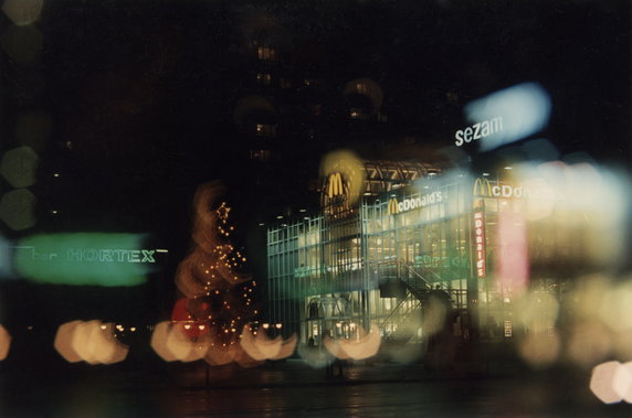 Edward Grochowicz - restauracja McDonalds przy domu towarowym Sezam (z serii "Noworoczne iluminacje", 1993-1996) 