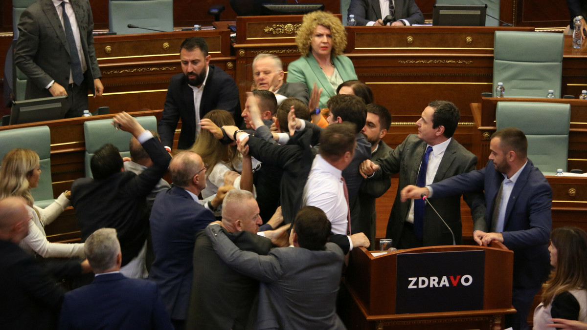 Wielka bójka w parlamencie Kosowa. Politycy rzucali w siebie przedmiotami [WIDEO]