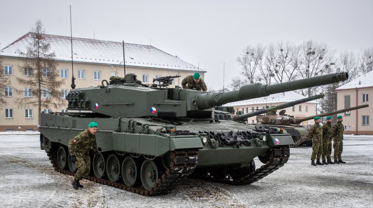  Leopard 2A4 német harckocsit fogadó cseh katonák. Ebből a tipusból kap első körben összesen 30-at Ukrajna/ Fotó: .MTI/EPA/Vladimir Prycek