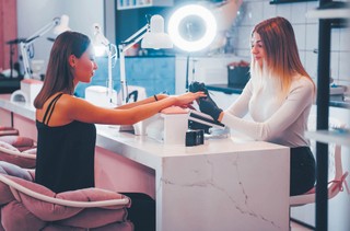 Usługi pod kreską. Nawet w pandemii nie było tak źle