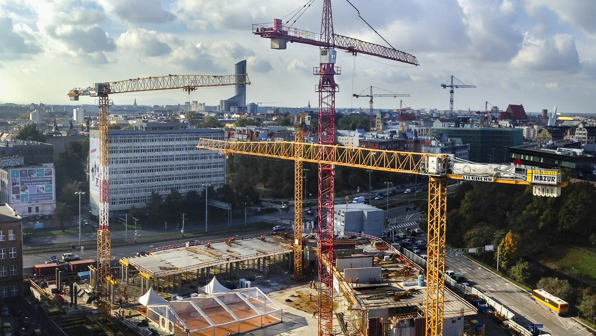 Kompleks OVO Wrocław, który za kilka lat może stać się jednym z symboli miasta, właśnie wspiął się nad ziemię. To kamień milowy w realizacji inwestycji. Budynek, w którym znajdą się m.in. hotel Hilton i luksusowe apartamenty za grube miliony – ma być gotowy w połowie 2016 roku.