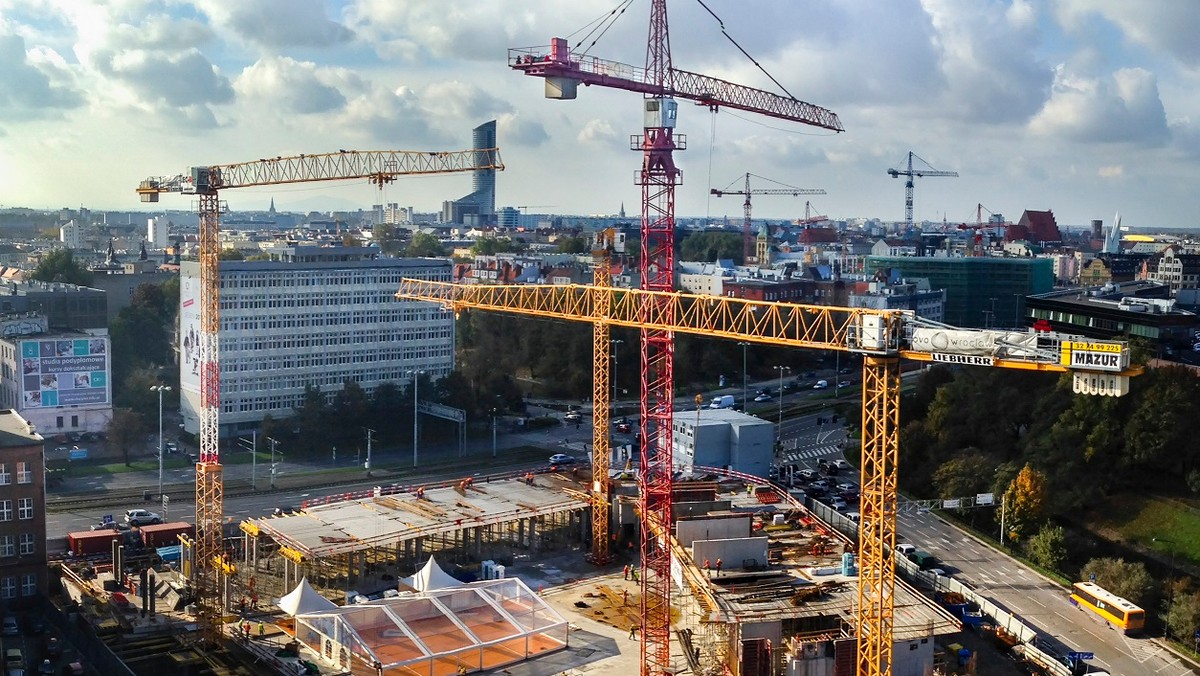 Kompleks OVO Wrocław, który za kilka lat może stać się jednym z symboli miasta, właśnie wspiął się nad ziemię. To kamień milowy w realizacji inwestycji. Budynek, w którym znajdą się m.in. hotel Hilton i luksusowe apartamenty za grube miliony – ma być gotowy w połowie 2016 roku.