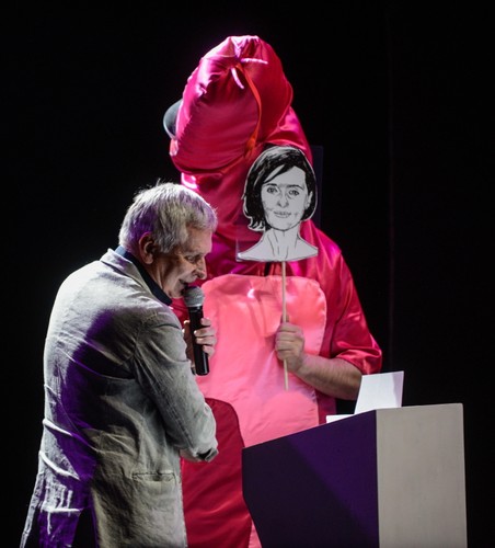 Krzysztof Materna, który miał wręczyć nagrodę nieobecnej na uroczystości aktorce Agnieszce Grochowskiej, grającej w nagrodzonej Wężem scenie z 'Obcego ciała' Krzysztofa Zanussiego