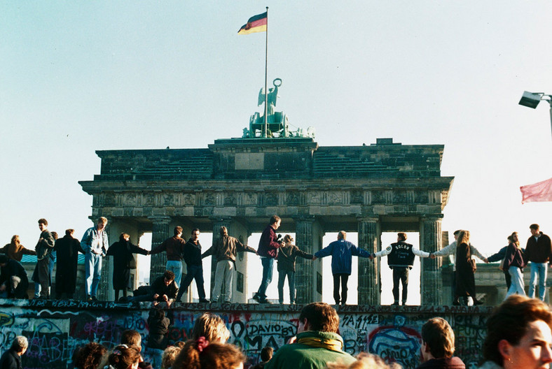 Berlińczycy po upadku Muru Berlińskiego w 1989 r.