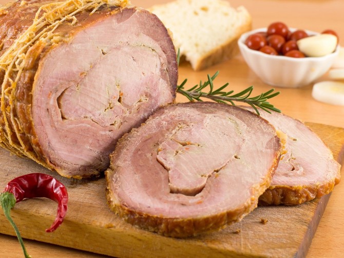 Prasetina na tradicionalnoj božićnoj trpezi