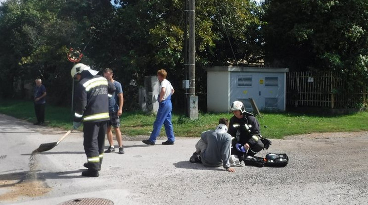 A szolgálatparancsnok látta el a sérültet /Fotó: Érdi Hivatásos Tűzoltó-parancsnokság