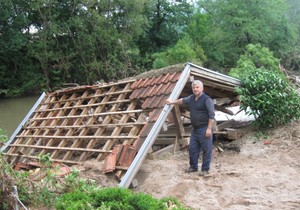 478141_pozarevac-01-miodrag-ilic-iz-setonja-pored-srusenih-objekatafoto-svetislav-mirkovic