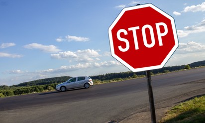 Nem állt meg a STOP táblánál: féléves kisgyerek esett az ülések közé a kispesti balesetben