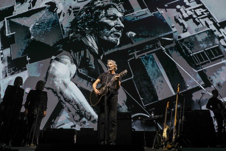 Roger Waters podczas koncertu w Lizbonie w maju 2018 roku w ramach trasy Us +Them