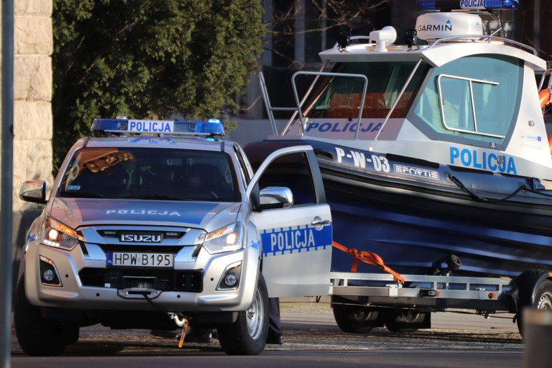 Nowe radiowozy i łódź hybrydowa dla policji