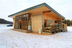 Polacy zbudowali niezwykły dom z ubitej ziemi. ZDJĘCIA