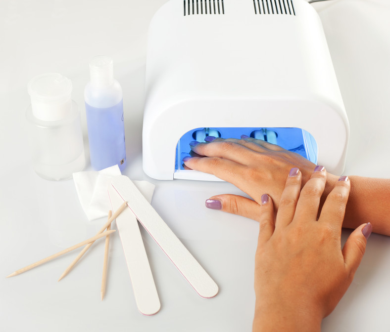 Do wykonania manicure hybrydowego niezbędna jest lampa UV.