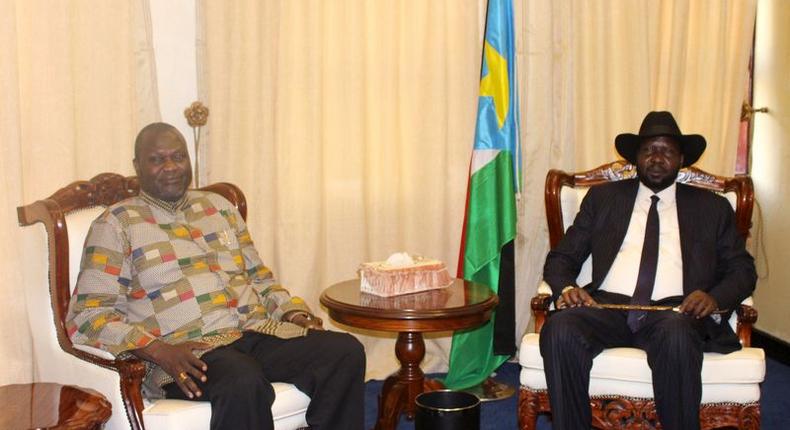 South Sudan's President Salva Kiir (R) and Riek Machar (L) meet after he was sworn-in as the First Vice President at the Presidential House in South Sudan's capital Juba, April 26, 2016. 