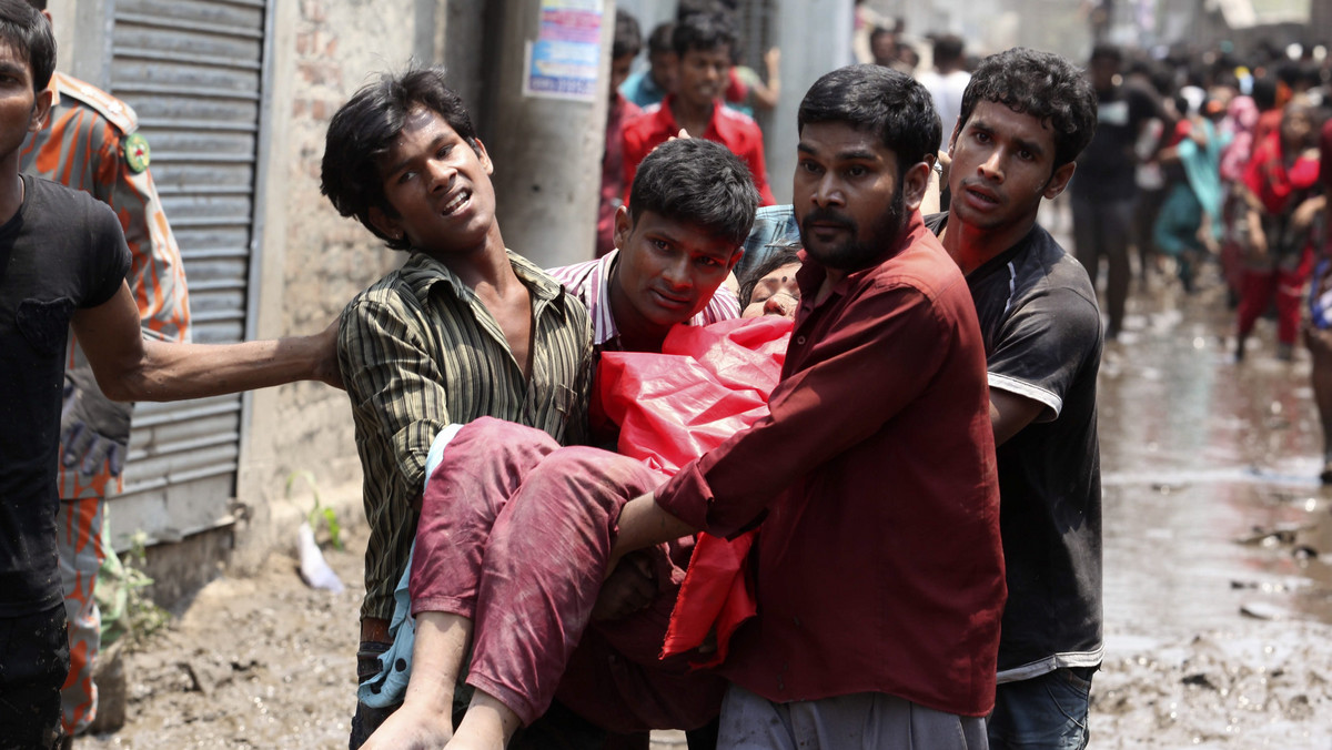 Do ponad 80 wzrosła liczba ofiar śmiertelnych zawalenia się dziś na przedmieściach stolicy Bangladeszu Dhaki ośmiokondygnacyjnego budynku, gdzie mieszczą się zakłady odzieżowe i centrum handlowe - poinformowały służby medyczne. Ponad 500 osób jest rannych.