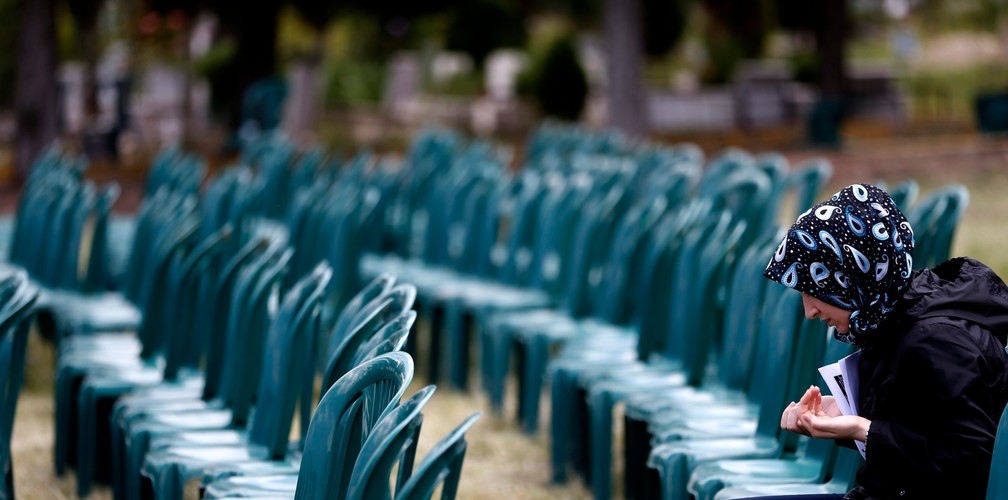 Krzesła przygotwane dla bliskich ofiar