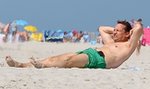 Szef MSZ robił brzuszki na plaży!