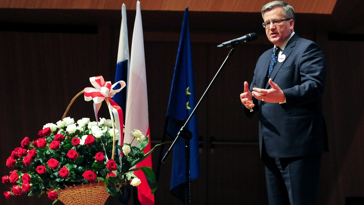 Decentralizacja władzy oznacza możliwość działania, ale także odpowiedzialność - mówił do samorządowców dziś w Koszalinie prezydent Bronisław Komorowski. Zwrócił się do przedstawicieli lokalnych władz o bliższą współpracę z mieszkańcami. Spotkanie nie obyło się bez protestów.