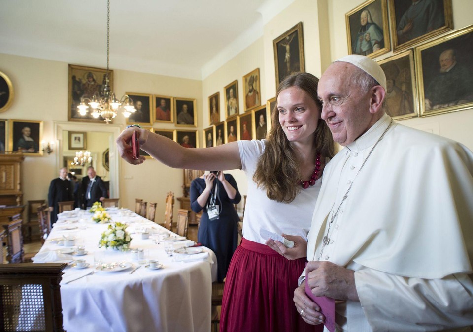 Znalazł się także czas na wspólne selfie z papieżem. Indywidualne...