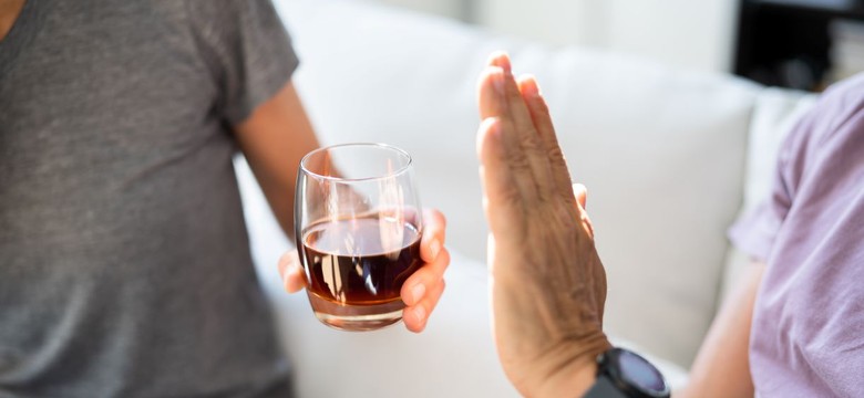 Spożycie alkoholu i fobia społeczna idą ze sobą w parze? Oto najnowsze DANE
