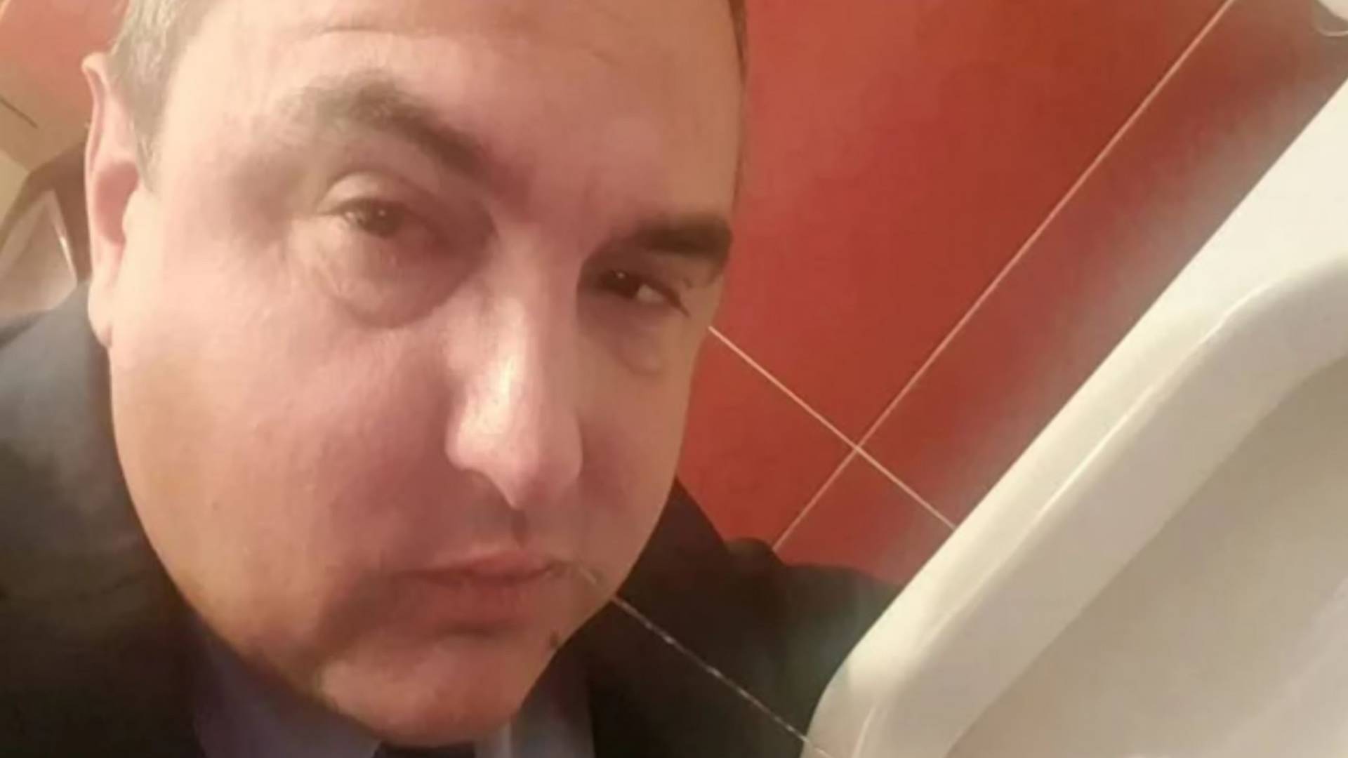 Fotke gradonačelnika Prijedora na kojima guta šaku pilula i povraća u wc-u šokirale javnost