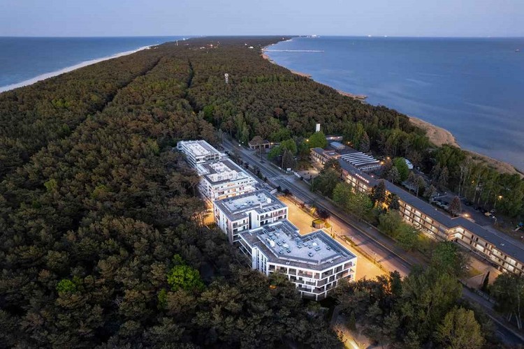 Wydma&Las to całoroczny kompleks wypoczynkowy w Jastarni, 200 metrów od otwartego morza. Tworzy go 119 luksusowych apartamentów z tym sezonową recepcją oraz własnym terenem rekreacyjnym.