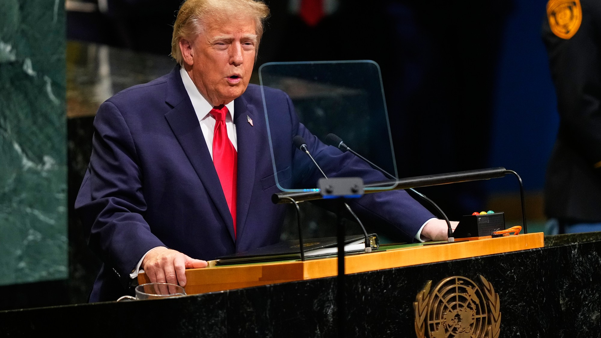 Americký prezident Donald Trump hovorí počas rozpravy 81. zasadnutia Valného zhromaždenia Organizácie Spojených národov (VZ OSN) v New Yorku v utorok 22. septembra 2026.
