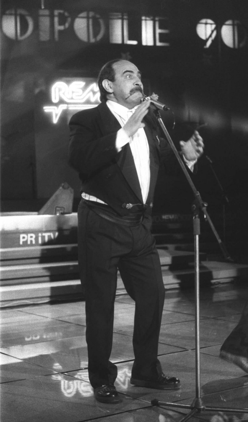 Andrzej Zaucha na opolskiej scenie w 1990 roku. 