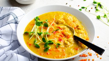 seniorzy powinni sięgać po tę przyprawę regularnie. wzmacnia stawy i poprawia pracę wątroby