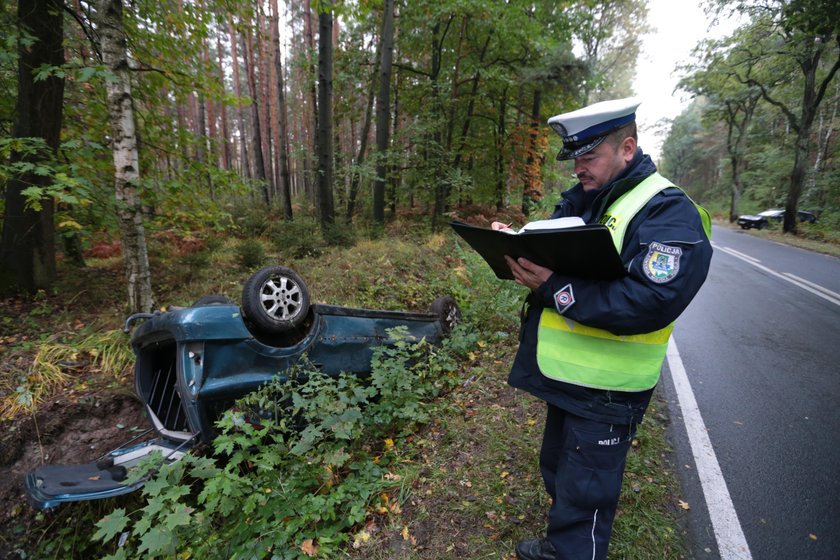 Wracała z małymi dziećmi od lekarza. Dachowała w rowie