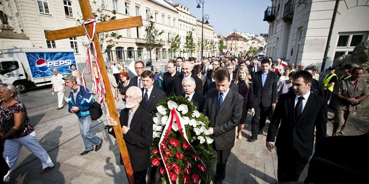 kaczyński złożył kwiaty pod pałacem prezydenckim