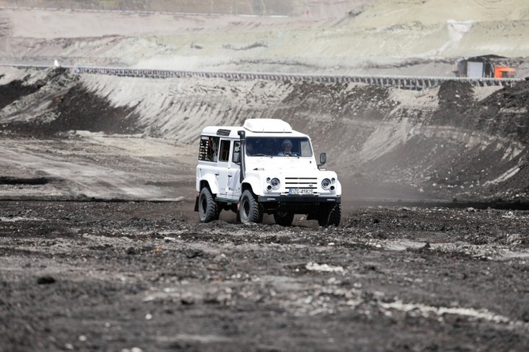 'Grupa PGE, jako lider transformacji energetycznej, chce mieć swój istotny udział w rozwoju elektromobilności i podchodzi do tematu w sposób kompleksowy. Z jednej strony sukcesywnie rozwijamy infrastrukturę ładowania, co sprzyja wzrostowi liczby samochodów elektrycznych na polskich drogach, z drugiej strony cały czas szukamy możliwości powiększania swojej floty o auta z napędem elektrycznym. Jako rozbudowana grupa energetyczna, w skład której wchodzą zarówno kopalnie, jak i elektrownie i elektrociepłownie, a także pokryty siecią obszar dystrybucyjny, który obejmuje swoim zasięgiem niemal 40% kraju, PGE to jeden wielki poligon testowy dla innowacyjnych rozwiązań i aktywnie to wykorzystujemy' - powiedział prezes PGE Henryk Baranowski, cytowany w komunikacie. 
<br>
fot. Elektryczna terenówka Sokół 4x4 źródło: PGE GiEK