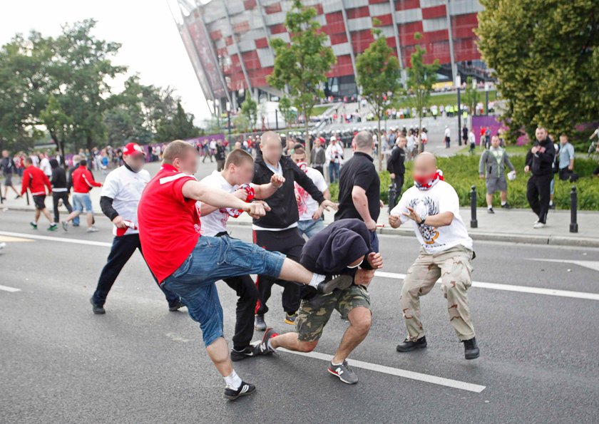 Pod Stadionem Narodowym Polacy i Rosjanie zamiast piłki kopali się nawzajem