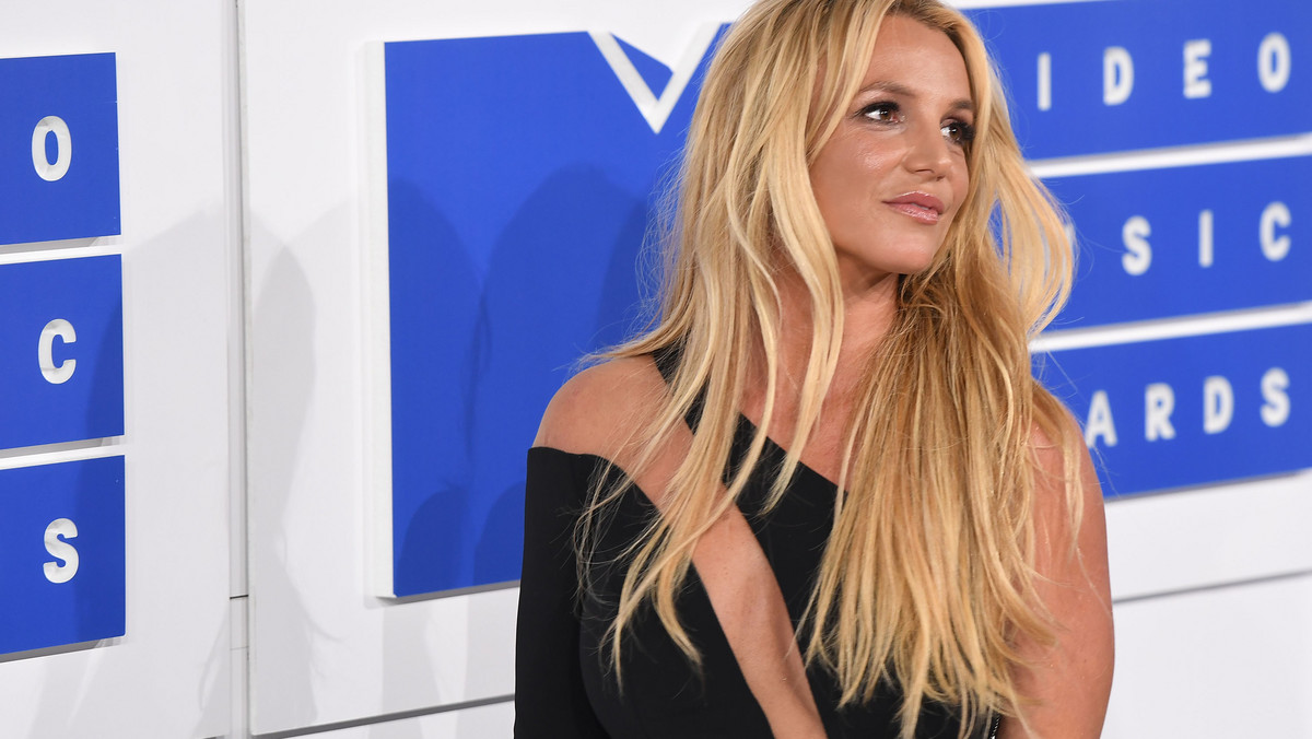 Britney Spears przebywa obecnie w klinice psychiatrycznej, do której sama się zgłosiła. Jak podają amerykańskie media, złe samopoczucie gwiazdy spowodowane jest ciężką chorobą jej ojca.