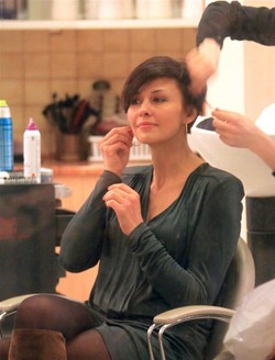 Anna Popek zamieszkała u fryzjera