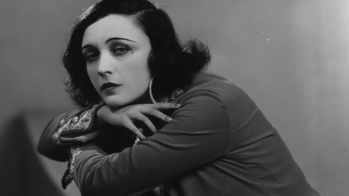 Wystawę "Pola Negri. Legenda kina" proponuje Muzeum w Sosnowcu. Od czwartku zwiedzający mają szansę zapoznać się z dokonaniami aktorki, obejrzeć reprodukcje zdjęć, afiszy filmowych, poznać dzieje jej głośnych romansów m.in. z Charlie Chaplinem.