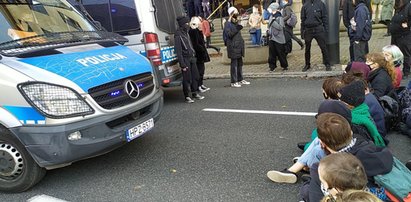 Gorąco przed sądem w stolicy. Doszło do przepychanek z policją