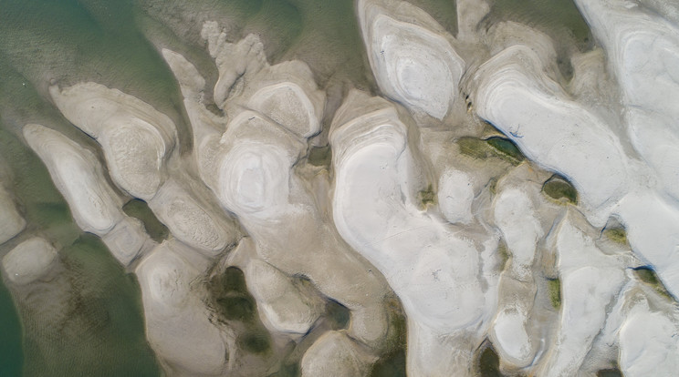 Hihetetlen alakzatokat hagyott maga után a visszahúzódó Duna Bajánál / Fotó: MTI - Sóki Tamás