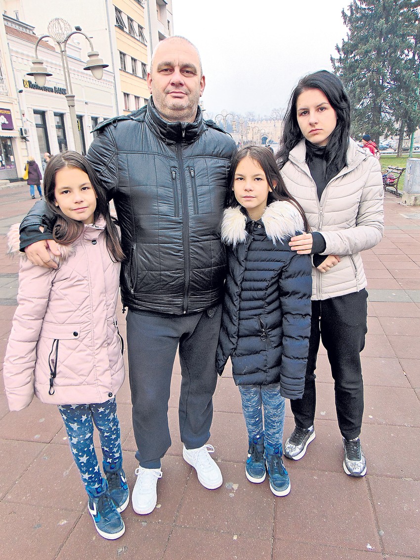 Miodrag Mitrović sa ćerkama Nađom i bliznakinjama Ivom i Janom