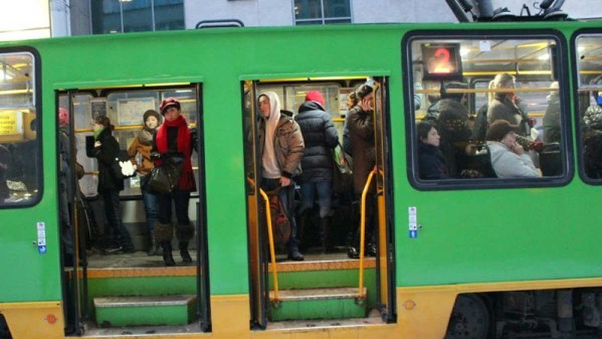 Jak w sylwestrową noc będą kursować autobusy i tramwaje? Zmian w rozkładzie MPK jest całkiem sporo - informuje portal mmpoznan.pl.