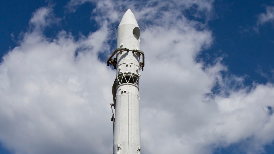 Model japonskej rakety. Z tamojšieho kozmodrómu 20. októbra 2026 odštartovala raketa H3 so sondou MMX, ktorá má preskúmať mesiace Marsu a priniesť na Zem vzorky z Fobosu. (Ilustračný obrázok)