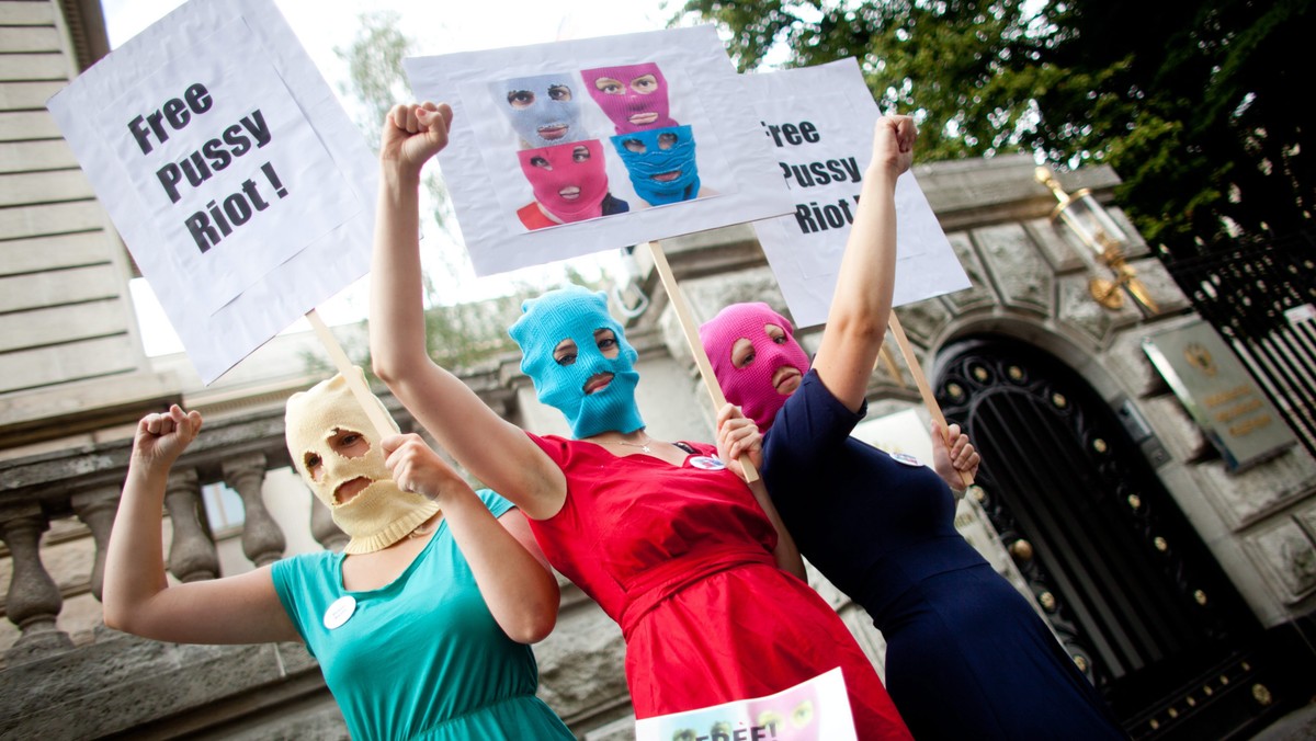 Akcje solidarności z członkiniami rosyjskiego zespołu punkrockowego Pussy Riot, oskarżonymi o chuligaństwo w prawosławnej świątyni, odbędą się w Europie, USA i Rosji 17 sierpnia na godzinę przed wyrokiem - powiadomił adwokat Pussy Riot Mark Fejgin.