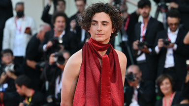 Timothée Chalamet znowu szokuje. Tym strojem zawładnął czerwonym dywanem w Wenecji