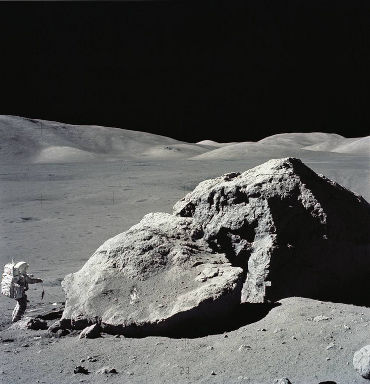 Harrison H. Schmitt pobiera próbki księżycowej skały