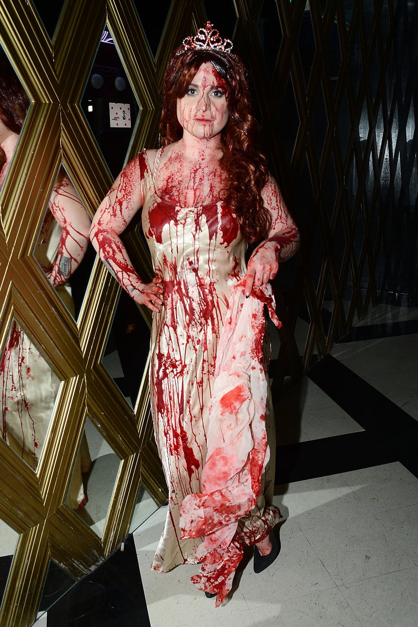Kelly Osbourne cała we krwi