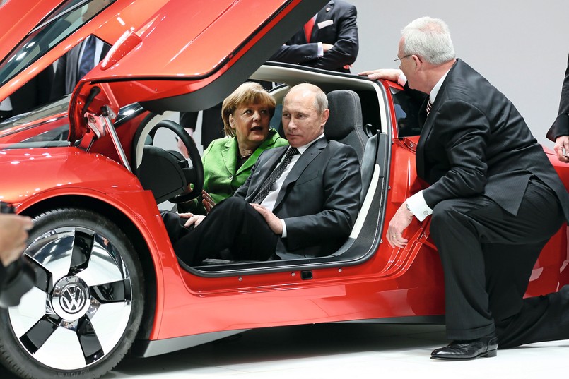 Kanclerz Angela Merkel i prezydent Władimir Putin otworzyli w Hanowerze Międzynarodowe Targi Przemysłowe - Rosja jest w tym roku krajem partnerskim imprezy. Politycy wspólnie odwiedzili stoisko Volkswagena - oprowadzał ich sam szef wszystkich szefów niemieckiej marki, czyli Martin Winterkorn, który pokazał im m.in. najnowsze dzieło inżynierów VW. Ale po kolei…