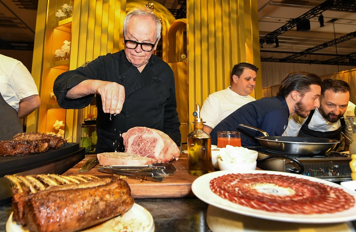 Wolfgang Puck podczas prezentacji menu Balu u Gubernatora, który odbędzie się po 96. gali rozdania Oscarów