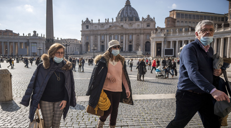 A tursiták maszkban járnak a római Szent Péter téren. Olaszország a legfertőzöttebb Európában/ Fotó: Getty Images