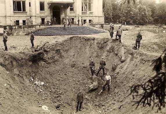 Krater powstały w wyniku bombardowania przed pałacem w łódzkim Julianowie (domena publiczna).