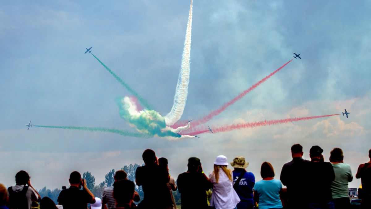 Miłośnicy lotnictwa z całej Polski i z zagranicy wypełniają po brzegi lotnisko w Radomiu, gdzie od dwóch dni odbywają się Międzynarodowe Pokazy Lotnicze "Air Show". Pierwszego dnia imprezę odwiedziło 80 tys. gości.